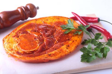 Çiğ domuz jambon ile baharatlar maydanoz yaprakları, biber ve baharat değirmeni beyaz arka plan üzerinde izole barbekü ızgara için hazır.