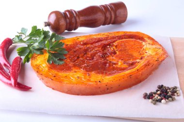 Çiğ domuz jambon ile baharatlar maydanoz yaprakları, biber ve baharat değirmeni beyaz arka plan üzerinde izole barbekü ızgara için hazır.