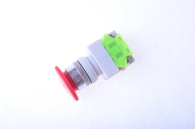 Beyaz arka plan üzerinde izole yakın çekim Acil durdurma düğmesi.