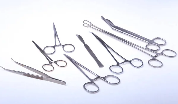 Close Up chirurgische instrumenten en hulpmiddelen op witte achtergrond. Selectieve aandacht. — Stockfoto