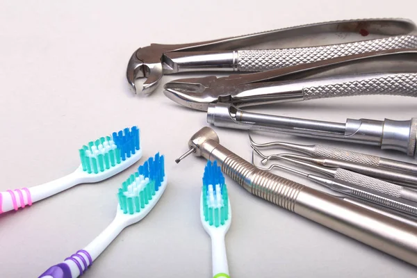 Diş Bakımı diş fırçası Diş hekimi araçları beyaz arka plan üzerinde izole ile. Seçici odak.