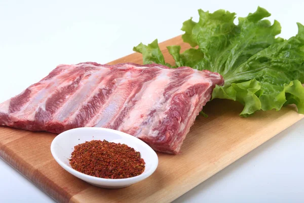 Otlar ve baharatlar ahşap tahta üzerinde çiğ Domuz kaburga. Hazır yemek pişirmek için.
