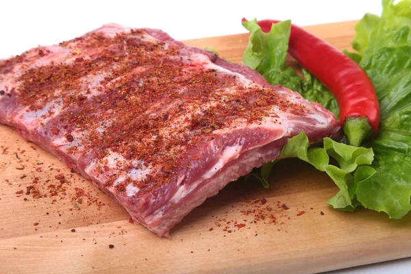 Otlar ve baharatlar ahşap tahta üzerinde çiğ Domuz kaburga. Hazır yemek pişirmek için.