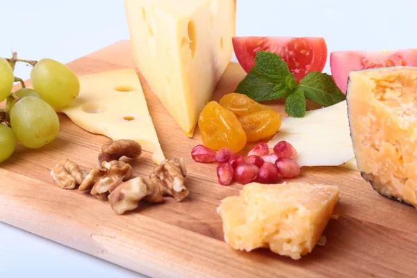 Meyve, üzüm, fındık ve peynir bıçağı bir ahşap servis tepsi ile peynir çeşitleri.
