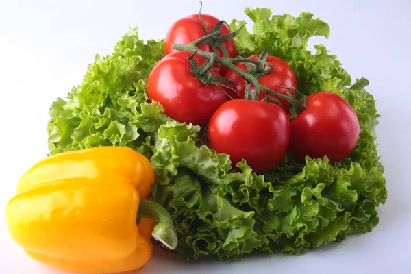Taze çeşitli sebze çan biber, domates, sarımsak yaprak marul ile. Beyaz arka plan üzerinde izole. Seçici odak.