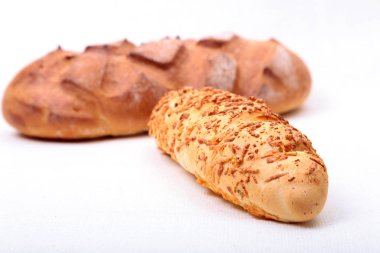 Beyaz arka plan üzerinde çeşitli taze ev yapımı ekmek. Seçici odak