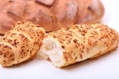 Beyaz arka plan üzerinde çeşitli taze ev yapımı ekmek. Seçici odak