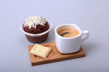 Ev yapımı kek ve çikolata beyaz arka plan üzerinde beyaz fincanla yapılan klasik espresso.