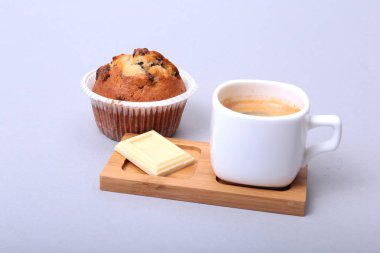 Ev yapımı kek ve çikolata beyaz arka plan üzerinde beyaz fincanla yapılan klasik espresso.