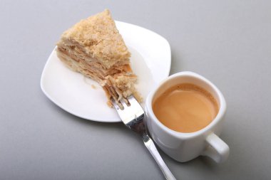 Ev yapımı Napoleon puf pasta plaka ve geleneksel espresso kahve beyaz arka plan üzerinde izole. yakın çekim.