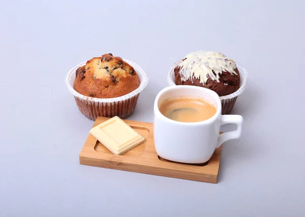 Café expresso clássico em xícara branca com bolo caseiro e chocolate em fundo branco . — Fotografia de Stock