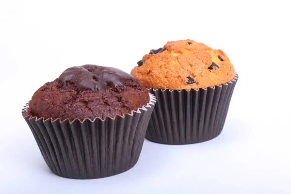 Verse zelfgemaakte muffins geïsoleerd op een witte achtergrond. Bovenaanzicht. — Stockfoto