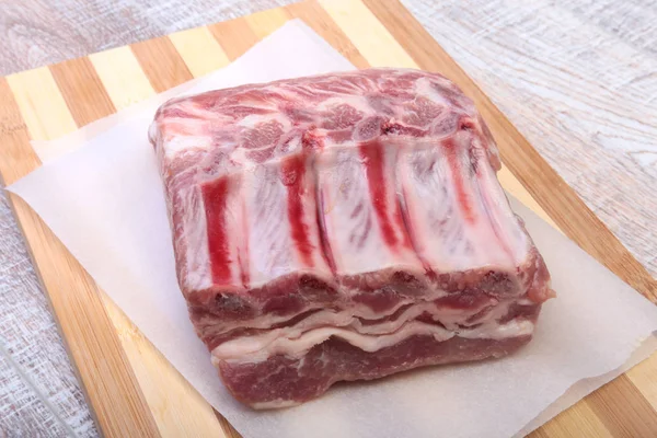Chuletas de cerdo crudas, especias en tabla de cortar. Listo para cocinar . —  Fotos de Stock