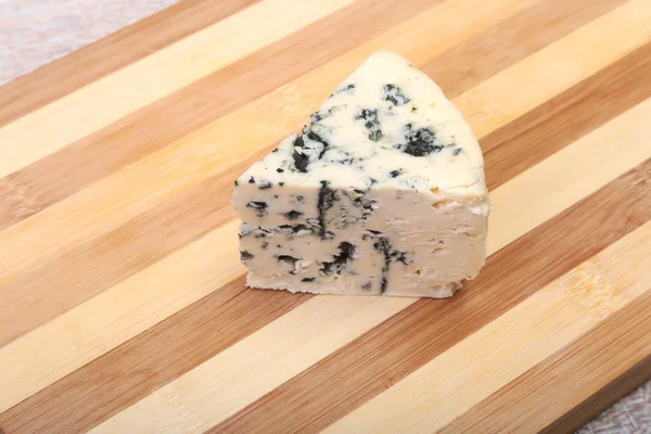 Placa con sabroso queso azul sobre mesa de madera —  Fotos de Stock