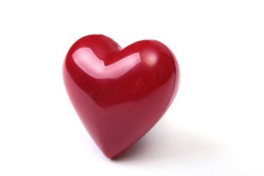 ayna beyaz arka plan üzerinde izole kırmızı kalp.