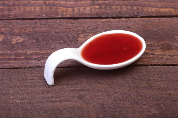 Salsa de arándano rojo orgánica casera en una cacerola de cerámica —  Fotos de Stock