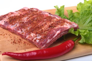 Otlar ve baharatlar ahşap tahta üzerinde çiğ Domuz kaburga. Hazır yemek pişirmek için.