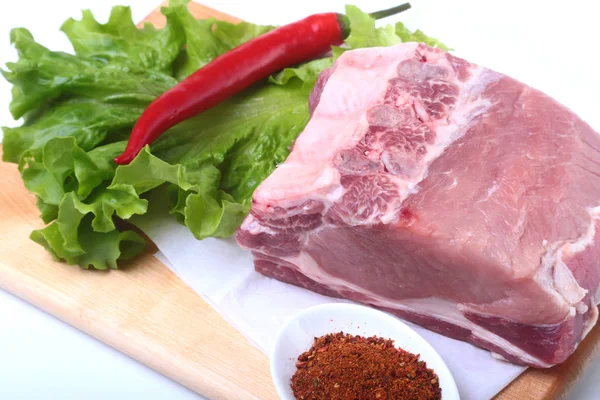 Çiğ Domuz pirzola otlar ile ve kesme tahtası üzerinde baharat. Hazır yemek pişirmek için.