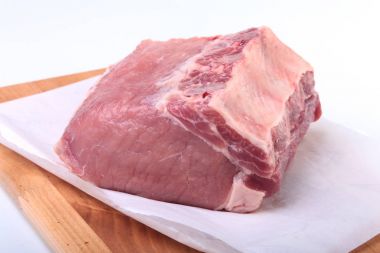 Çiğ Domuz pirzola otlar ile ve kesme tahtası üzerinde baharat. Hazır yemek pişirmek için.