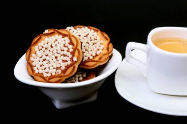 Klasik espresso ile ev yapımı kek siyah arka plan üzerine beyaz Kupası'nda. Seçici odak.