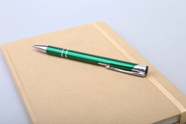 Notebook en pen op witte tafel. Selectieve aandacht — Stockfoto