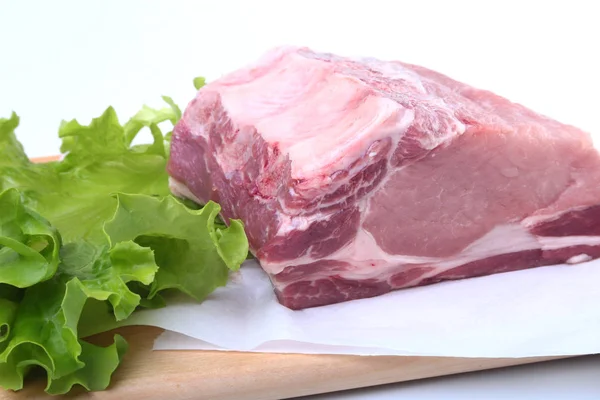 Chuletas de cerdo crudas con hierbas y especias en la tabla de cortar. Listo para cocinar . — Foto de Stock