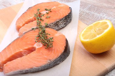 baharatlar ve ahşap kesme tahtası üzerinde limon ile taze Çiğ somon. gezmek için hazır