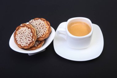 Klasik espresso ile ev yapımı kek siyah arka plan üzerine beyaz Kupası'nda. Seçici odak.