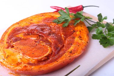 Baharatlar, maydanoz yaprakları ile biber beyaz arka plan üzerinde izole barbekü ızgara için hazır çiğ domuz jambon.