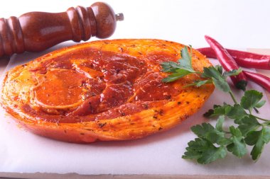 Çiğ domuz jambon ile baharatlar maydanoz yaprakları, biber ve baharat değirmeni beyaz arka plan üzerinde izole barbekü ızgara için hazır.