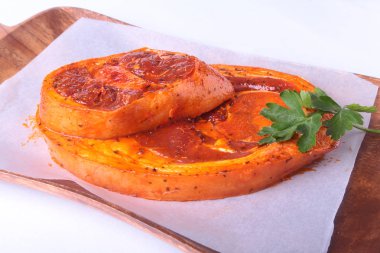 Baharatlar, maydanoz yaprakları ile biber beyaz arka plan üzerinde izole barbekü ızgara için hazır çiğ domuz jambon.