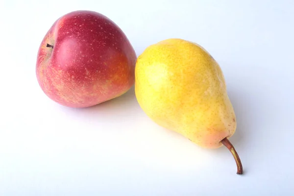 Frutta fresca biologica isolata su fondo bianco. Mele e pere assortite . — Foto Stock