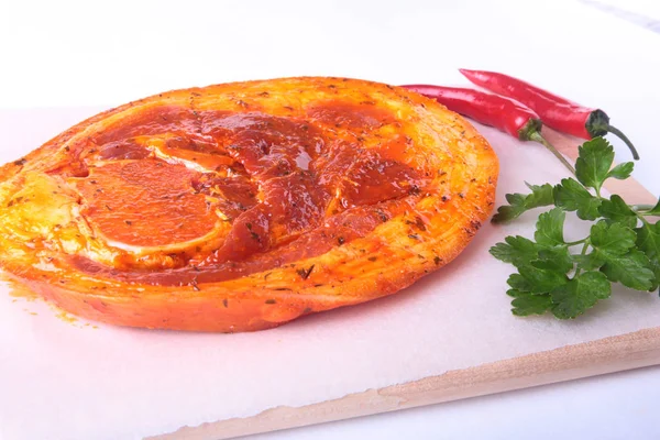 Baharatlar, maydanoz yaprakları ile biber beyaz arka plan üzerinde izole barbekü ızgara için hazır çiğ domuz jambon.