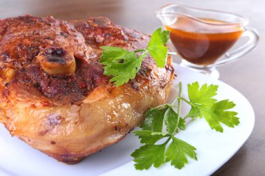 ahşap masa üzerinde soslu ızgara domuz pirzolası.