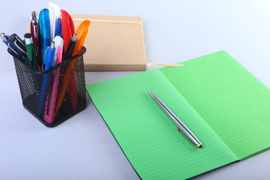 Renkli notebook ve beyaz masa ofis malzemeleri.