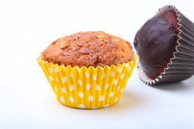 Beyaz arka plan üzerinde izole çikolata ile lezzetli ev yapımı kek.