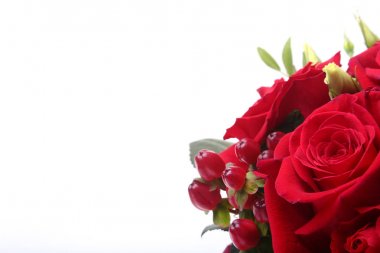 Lüks buket beyaz zemin üzerine kırmızı ve beyaz güller yapılmış. Kutlama için dekorasyon.