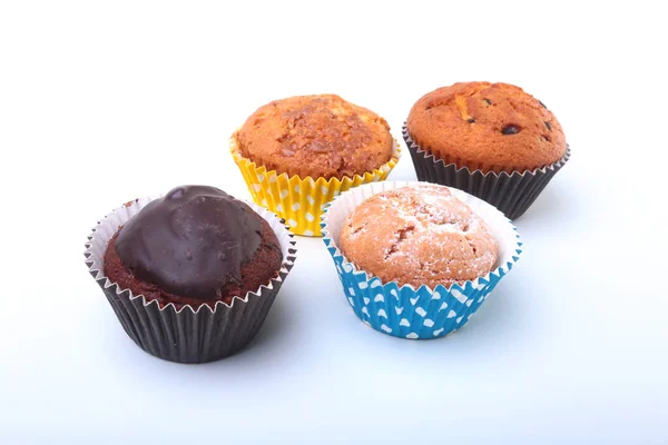 Delizioso cupcake fatto in casa con cioccolato isolato su sfondo bianco . — Foto Stock