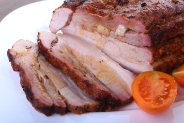 domates ve ketçap plaka üzerinde ızgara domuz pirzola.