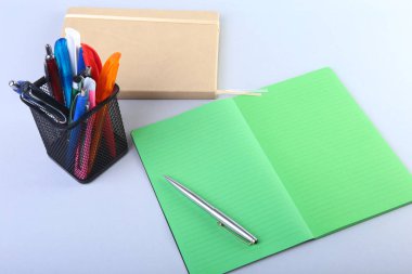 Renkli notebook ve beyaz masa ofis malzemeleri.