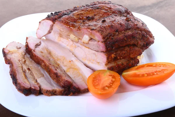 domates ve ketçap plaka üzerinde ızgara domuz pirzola.