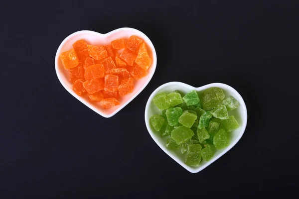 Deliciosa variedade de frutas orgânicas secas em tigela isolada em fundo preto . — Fotografia de Stock