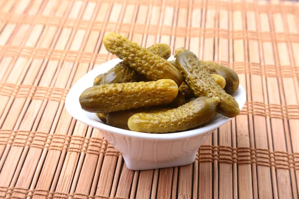 Des cornichons. Bol de concombre de cornichons marinés avec espace de copie. Cornichons . — Photo