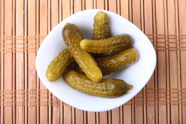 Des cornichons. Bol de concombre de cornichons marinés avec espace de copie. Cornichons . — Photo