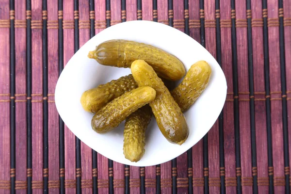 Des cornichons. Bol de concombre de cornichons marinés avec espace de copie. Cornichons . — Photo