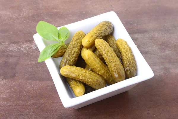 Des cornichons. Bol de concombre de cornichons marinés avec espace de copie. Cornichons . — Photo