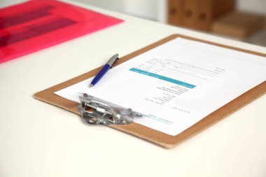 Not defterleri, kalem, kahve fincanı ve diğer öğeleri ile beyaz masaüstü closeup. Seçici odak.