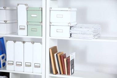 Masalar, sandalyeler ve kütüphaneler ile modern ofis iç