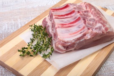 Çiğ domuz eti, baharat ve biberiye kesme tahtası üzerinde. Hazır yemek pişirmek için.