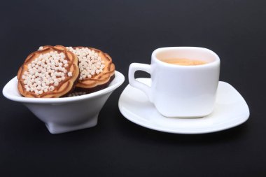 Klasik espresso ile ev yapımı kek siyah arka plan üzerine beyaz Kupası'nda. Seçici odak.